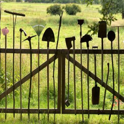 Zaunposter & Gartenposter Altes Gartentor – wetterfestes Outdoor-Poster aus Polyester | UV-beständig, PVC-frei & blickdicht | 300 g/m²